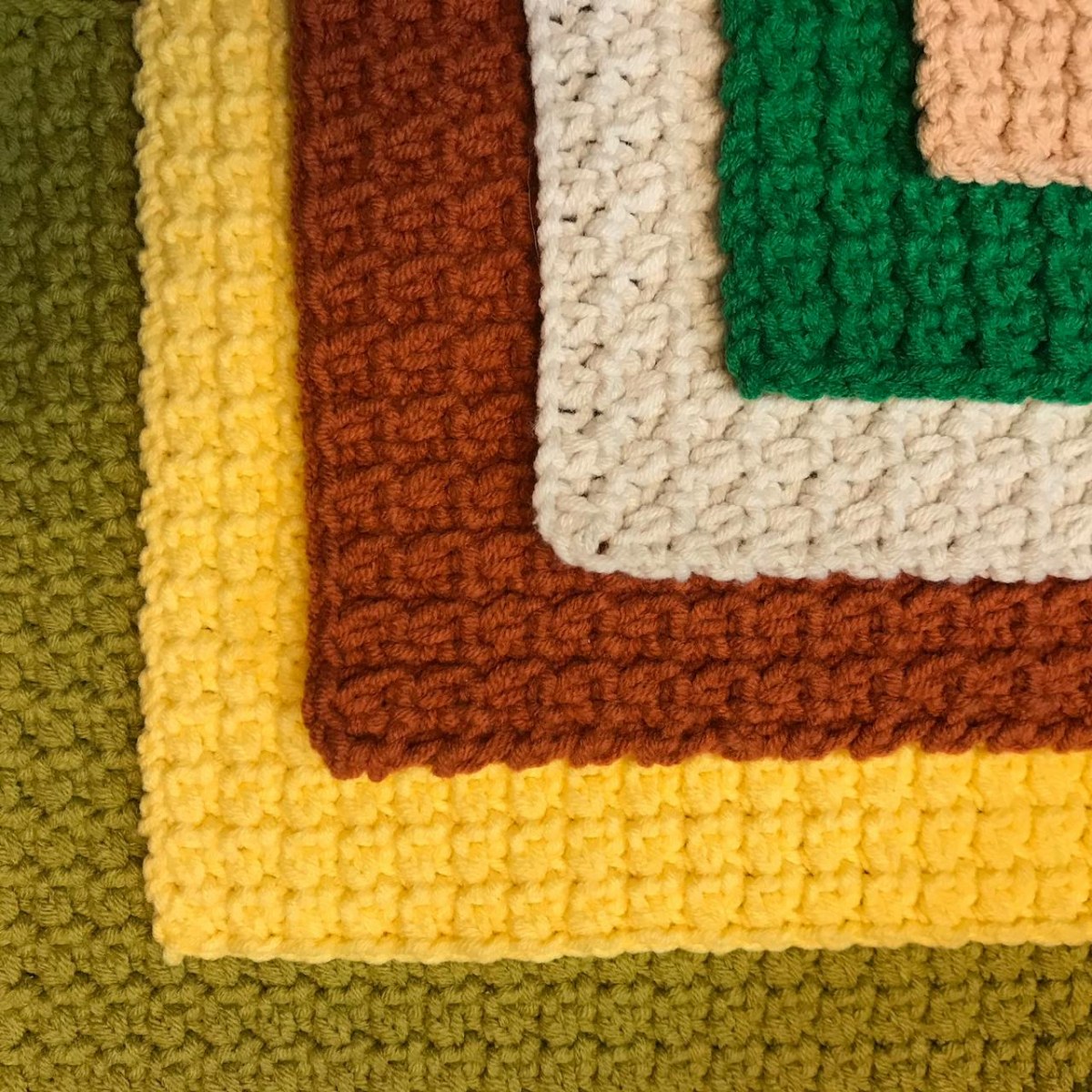 Moosstich (moss stitch) — texturiertes Muster für Stricken und Häkeln