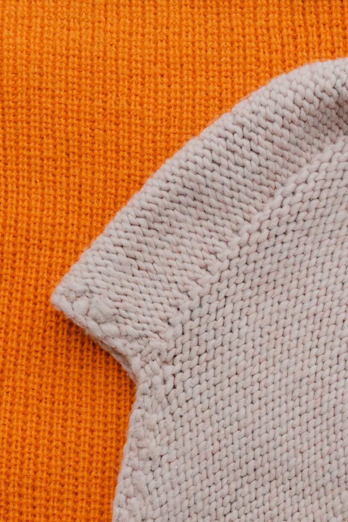 Linke Masche (purl stitch) — der zweite Grundstich des Strickens