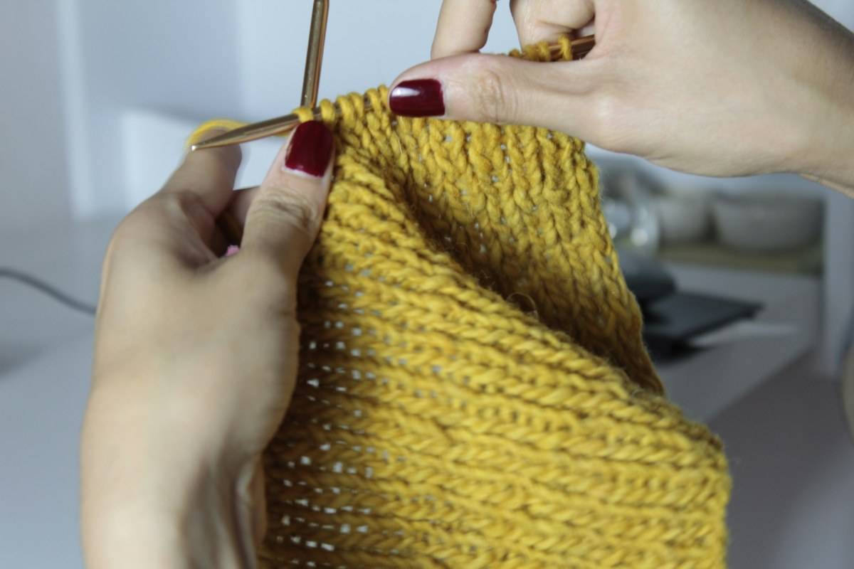 Machine vs. Hand Knitting — Comparison, Advantages and Disadvantages